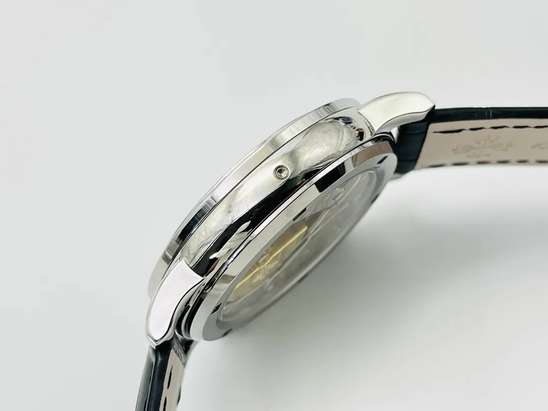 [PFF Factory2021 new masterpiece] V8 upgraded version, the highest version on the market, functions the same as the original Patek Philippe Starry Sky upgraded ultimate version! Upgrade details: 1⃣️PP Baida has achieved the function of automatically transferring with the genuine Gypsophila! 2⃣️The arrangement of the upgraded calendar is in the same order as the original one! 3⃣️Diameter 42mm, thickness 11mm! 4⃣️The biggest highlight: The moon in the Patek Philippe starry sky will change according to the change of the moon in the sky! Move it to the watch according to the full moon and waning moon in the sky (the first month of the lunar month is full and the fifteenth day of the lunar month is full)! PFF Factory's ingenious work is worth owning! Welcome friends from all walks of life to taste it!